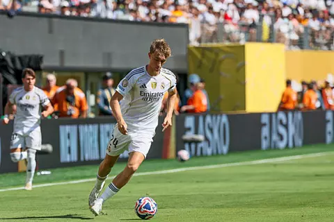 "تدريبات ريال مدريد أقوى من المباريات أحيانًا".. هويسن يكشف كواليس تألقه مع الملكي